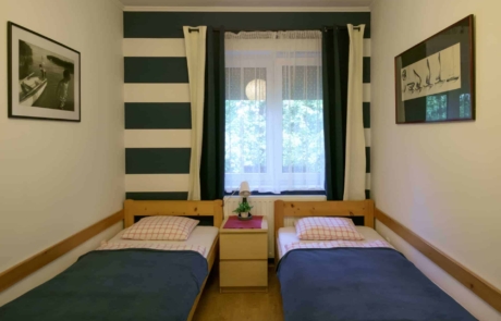 Családbarát balatoni apartmanok - szálláshely Keszthelyen a Balaton északi partján - Toldi68 apartmanház - két ágyas háló.
