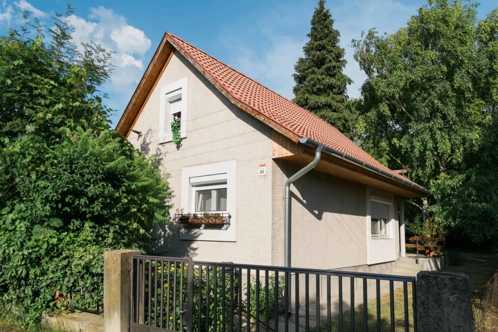 Vonyarcvashegy nyaraló – családbarát szálláshely a Balatonnál, gyerekekkel érkező családoknak. Balaton - Vonyarcvashegy nyaraló épülete, utcai homlokzat.