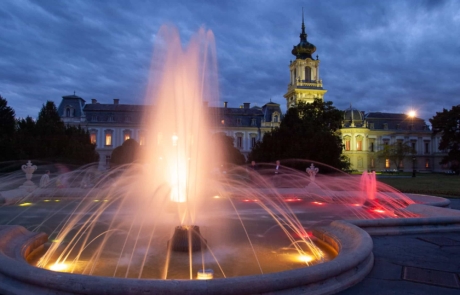 Keszthely Festetics kastély előtérben szökőkúttal Keszthely Festetics kastély előtérben szökőkúttal