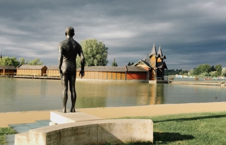 Keszthely városi Sziget Strand – előtérben Csík Ferenc szobra. Keszthely városi Sziget Strand - előtérben Csík Ferenc szobra.