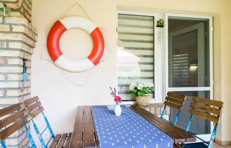 Családbarát balatoni apartmanok Keszthely - Toldi68 apartmanház - bejárat a teraszról - B apartman.